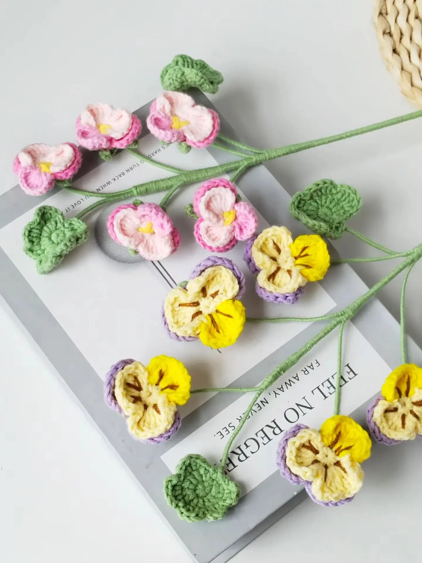 Niedliche gehäkelte Blumenzweige, kreativer Häkelstrauß, fertige handgemachte Blumen, Raumdekoration, Geschenk für Freunde – Detail 2