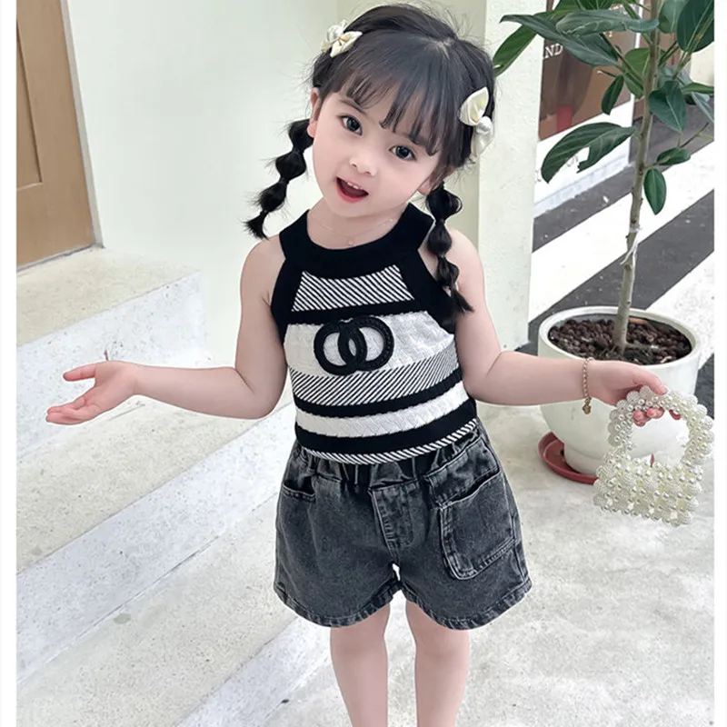 Girls Summer Set 2023 New Girls Baby Fashionable Stripe Strap Children\'s Fashion Denim Shorts Two Piece Set Kids Clothing Suit