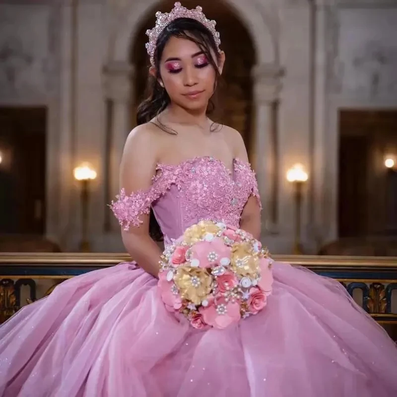 Розовые платья с открытыми плечами для Quinceanera 2024, кружевной корсет с цветочной аппликацией и шнуровкой на спине, наряды принцессы для конкурса, свадебная одежда