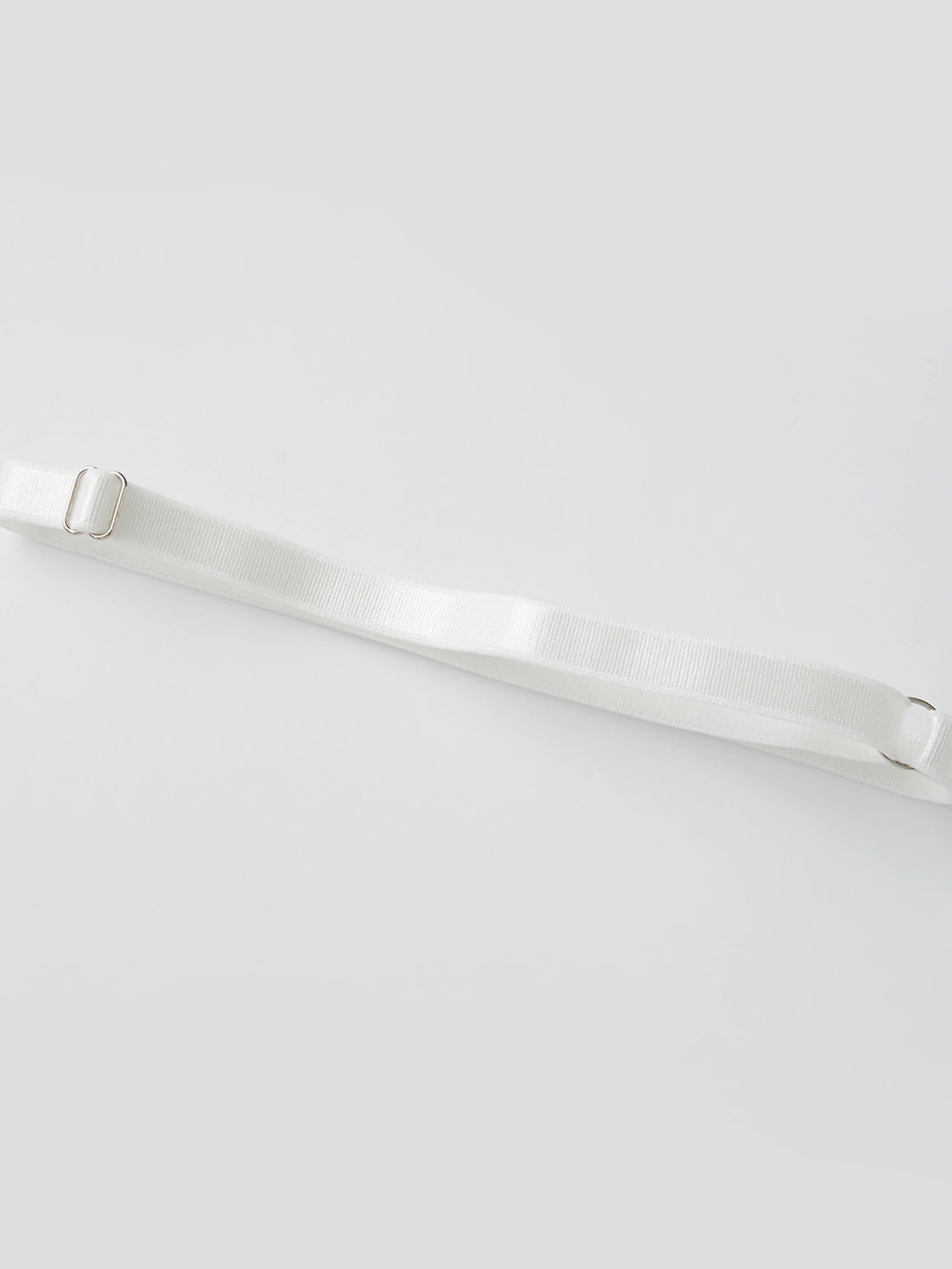 Elegante satijnen chemise-set met kanten rand, geruit patroon, bijpassende schort, chokerslip en beenbretels voor nachtkleding voor dames