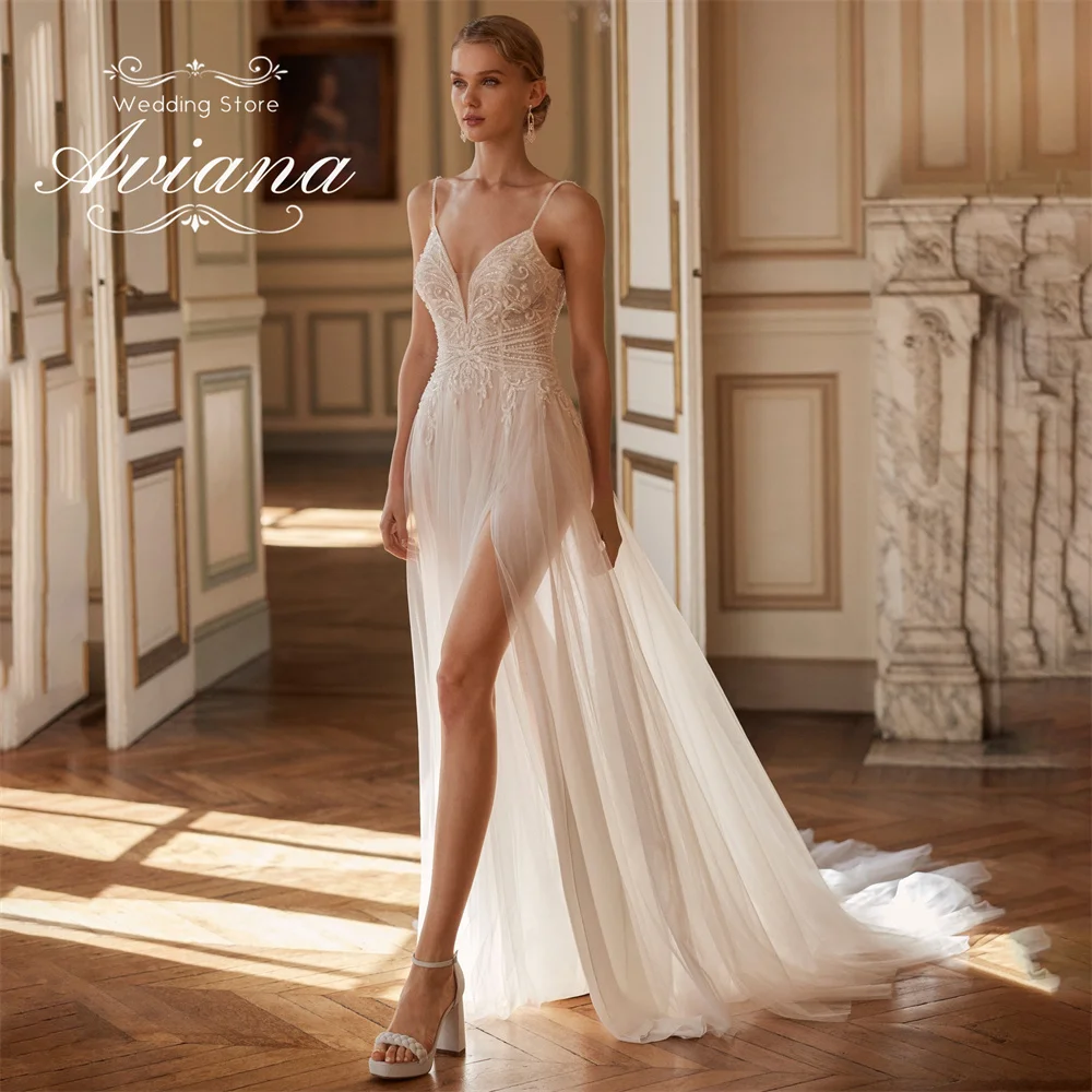 فستان زفاف مخصص من Aviana مزين بالدانتيل على شكل حرف a عميق على شكل حرف v وحزام سباغيتي سويب تراين ترتر بفتحة جانبية عالية من التل