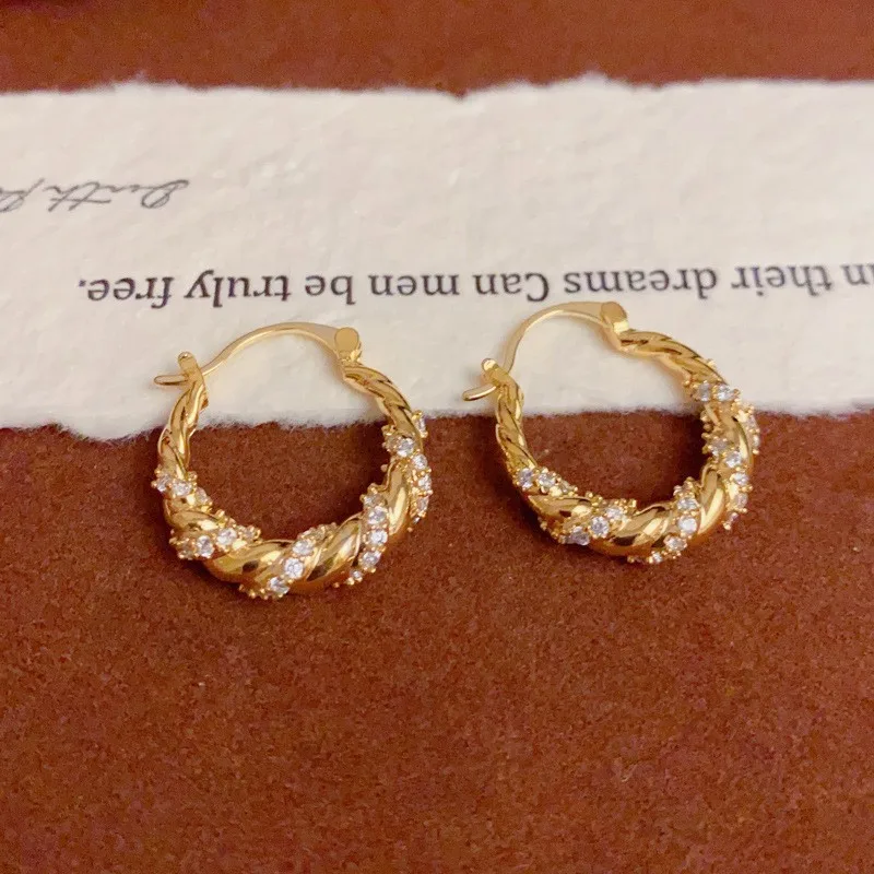 

Новые модные DIY-аксессуары 2026 года: простые и изысканные серьги-гвоздики с цирконами, очень универсальные и стильные, излучающие уникальное очарование.