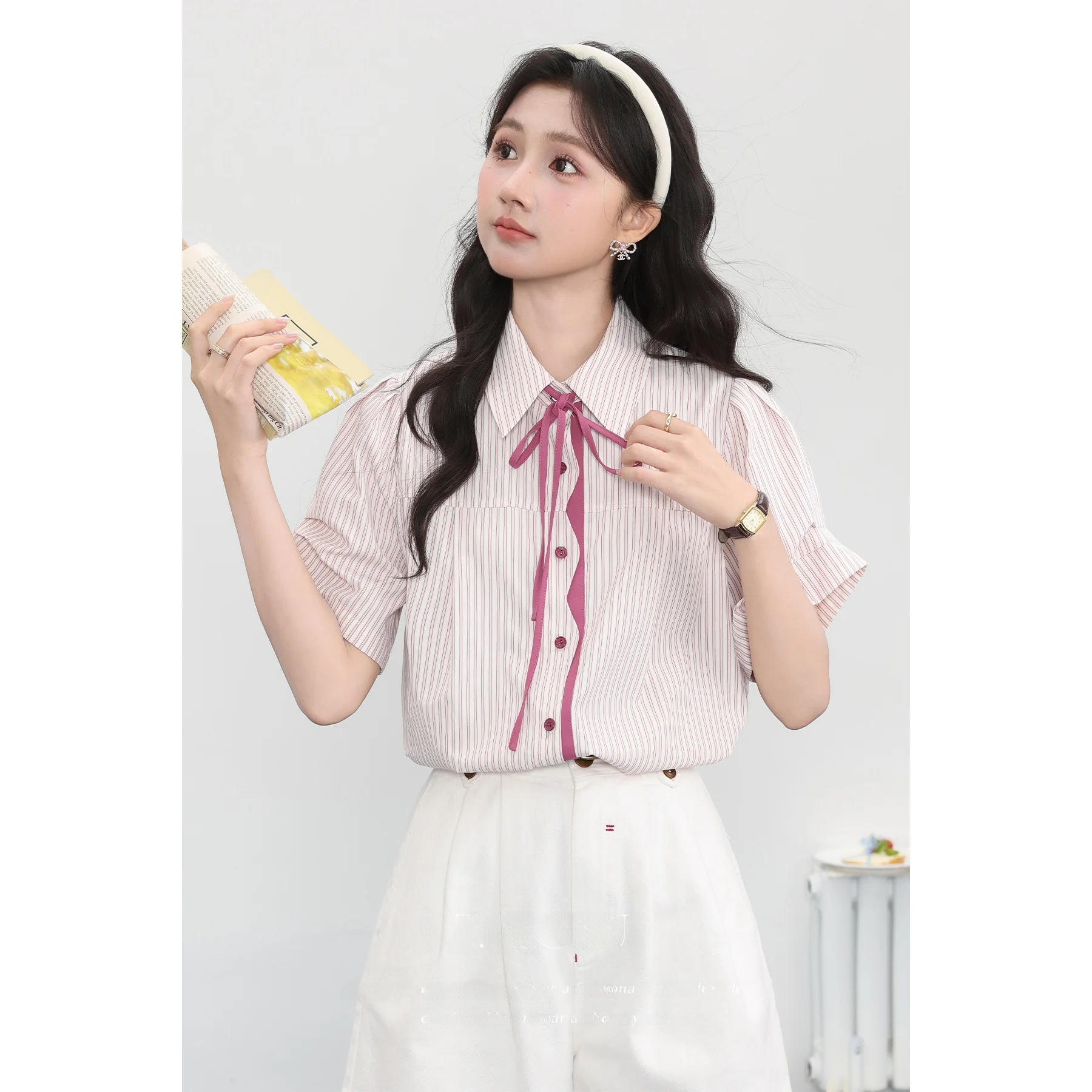 

Новинка лета 2026: Женский розовый топ Zhang Soda с коротким рукавом, в университетском стиле, для повседневной носки, модный, элегантный, с уменьшенным воротником, укороченный.