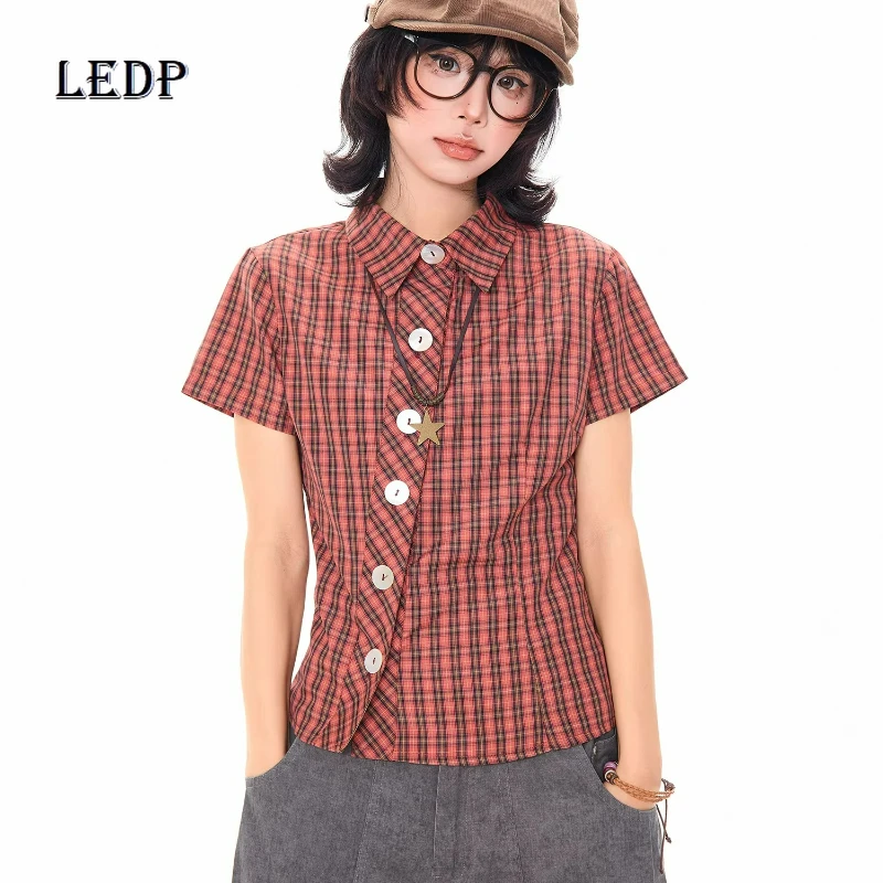 

Женская рубашка в американском ретро-стиле с красным клетчатым узором, коротким рукавом и декоративными элементами на плечах, весна-лето 2026, повседневная, с завышенной талией