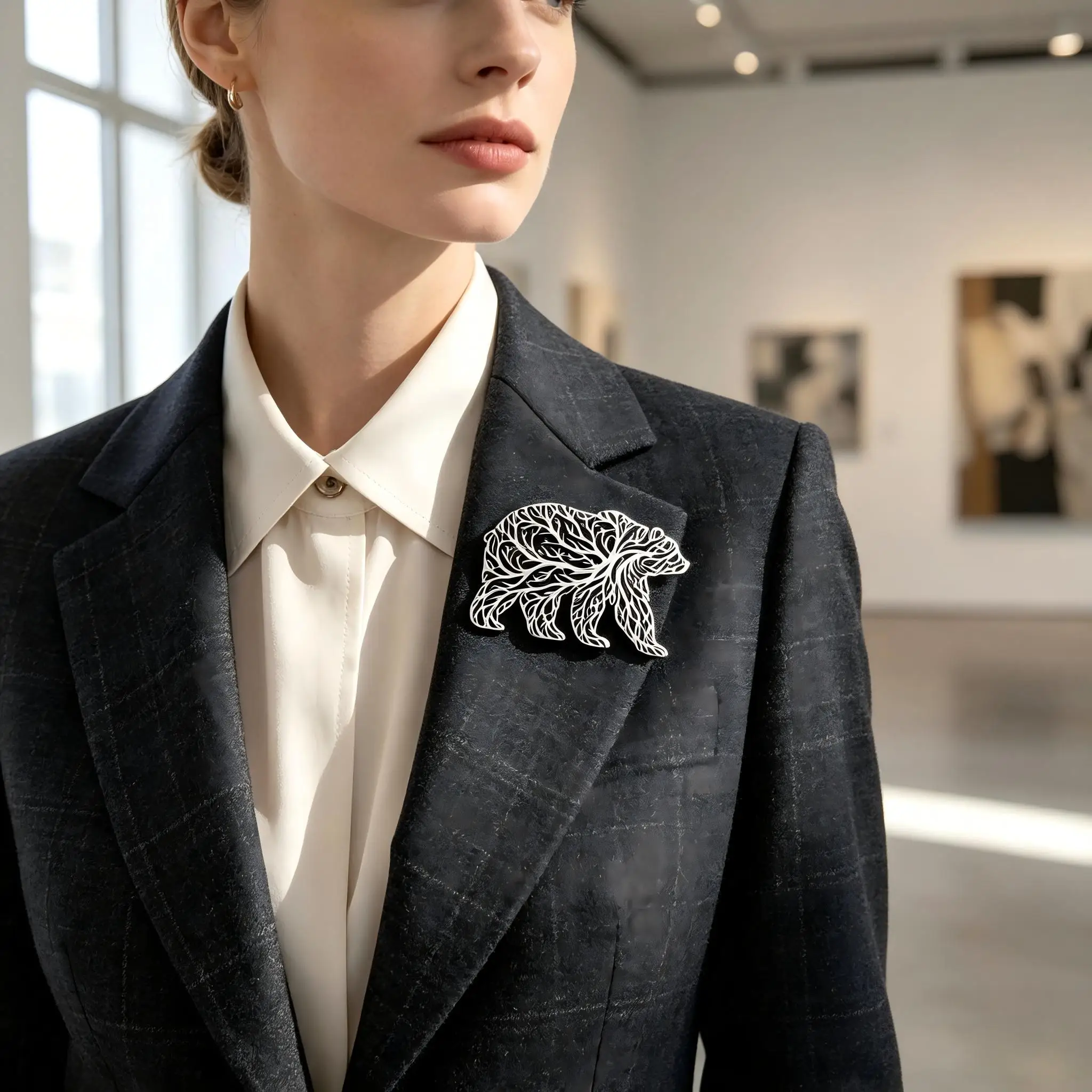 Broche de Oso en Tono Dorado, Acero Inoxidable 316L, Silueta del Árbol de la Vida, Pin de Animal Natural