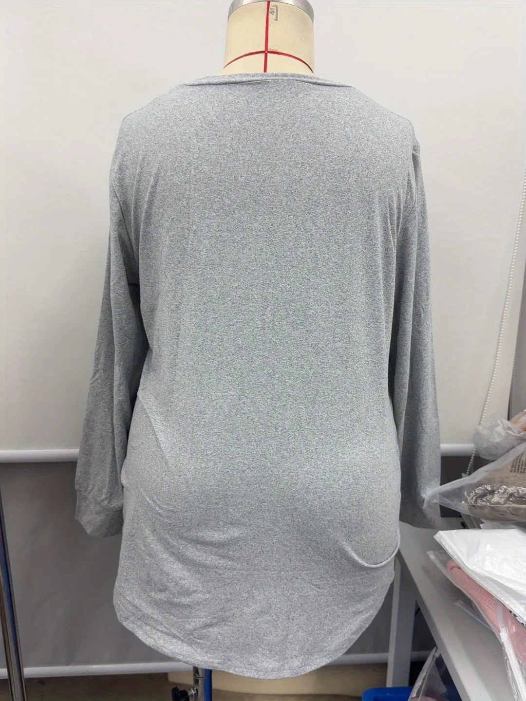 بلوزة نسائية أنيقة للخريف والشتاء بمقاس كبير بأكمام طويلة مع رقبة على شكل حرف V للتنقل، فضفاضة ومريحة