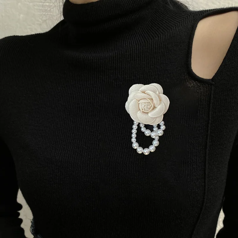 Fashion Fabric Camellia Flower Brooches For Women Temperament Exquisite Charms Pearl Dangle Brooch Pins Party Banquet Jewelry