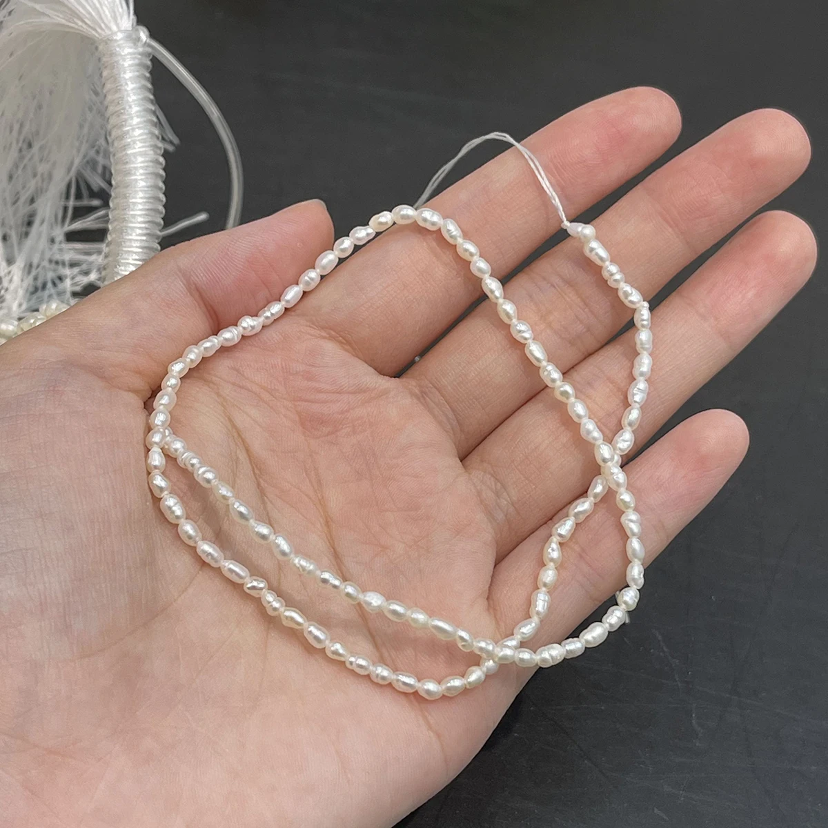 Ein 2-3mm großer Strang aus natürlichen Süßwasser-Reisperlen, 36cm, weiße barocke lose Perlen für DIY-Schmuckherstellung, Zubehör für Halsketten und Armbänder. – Detail 9