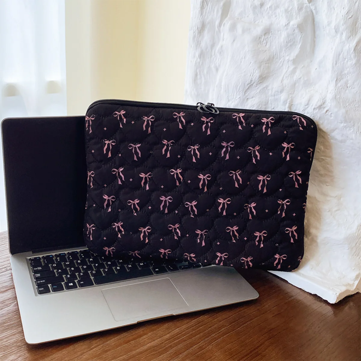 حافظة كمبيوتر محمول مبطنة على شكل قلب أنيقة مع طباعة فيونكة مقاس 11/13/15 بوصة حافظة واقية خفيفة الوزن مقاومة للصدمات للعمل المكتبي يوميًا #1