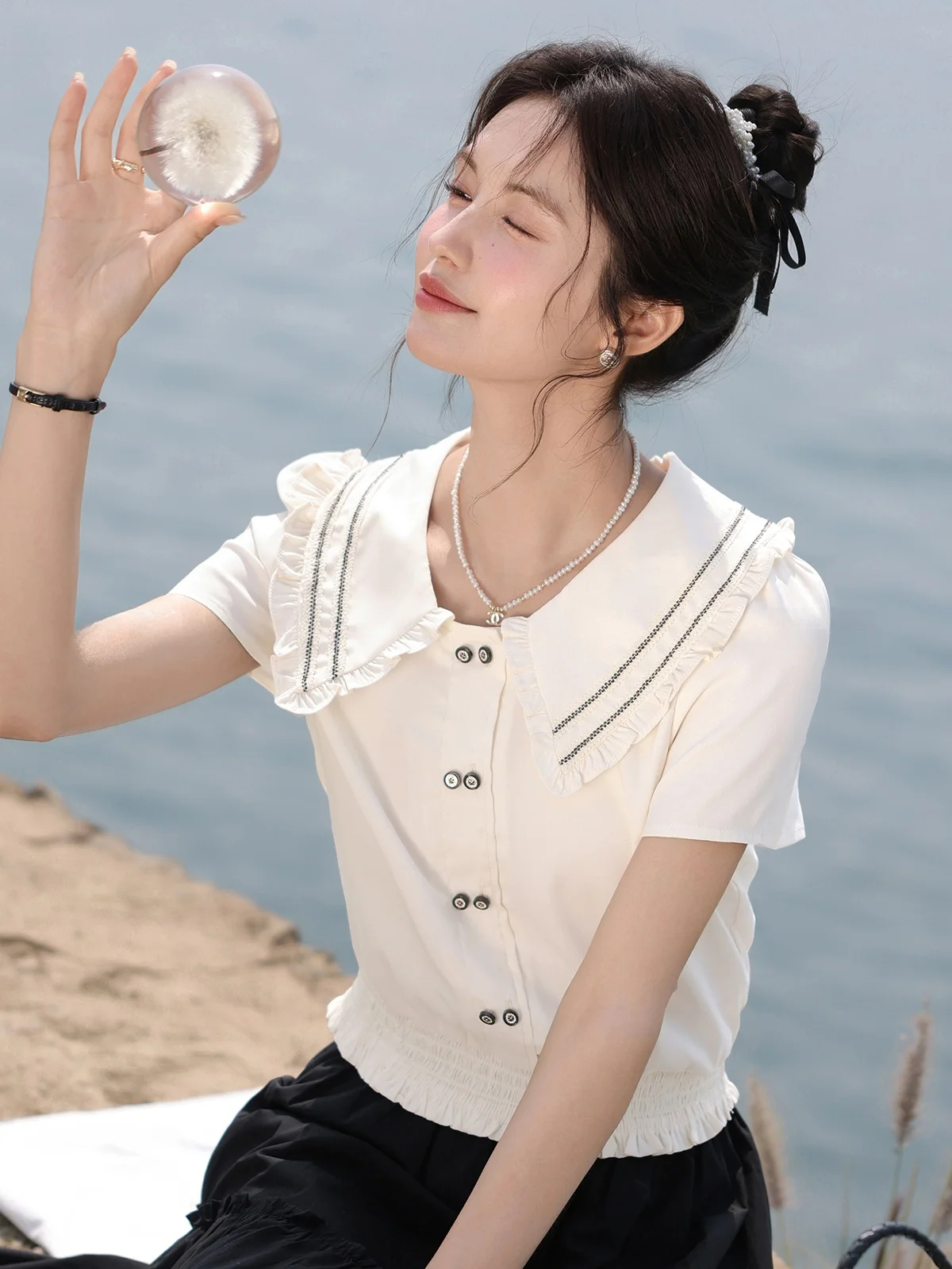 

Летняя новинка: женская рубашка с коротким рукавом и воротником «Питер Пэн», цвет «облачный беж», повседневная, свободного кроя, не деформируется.