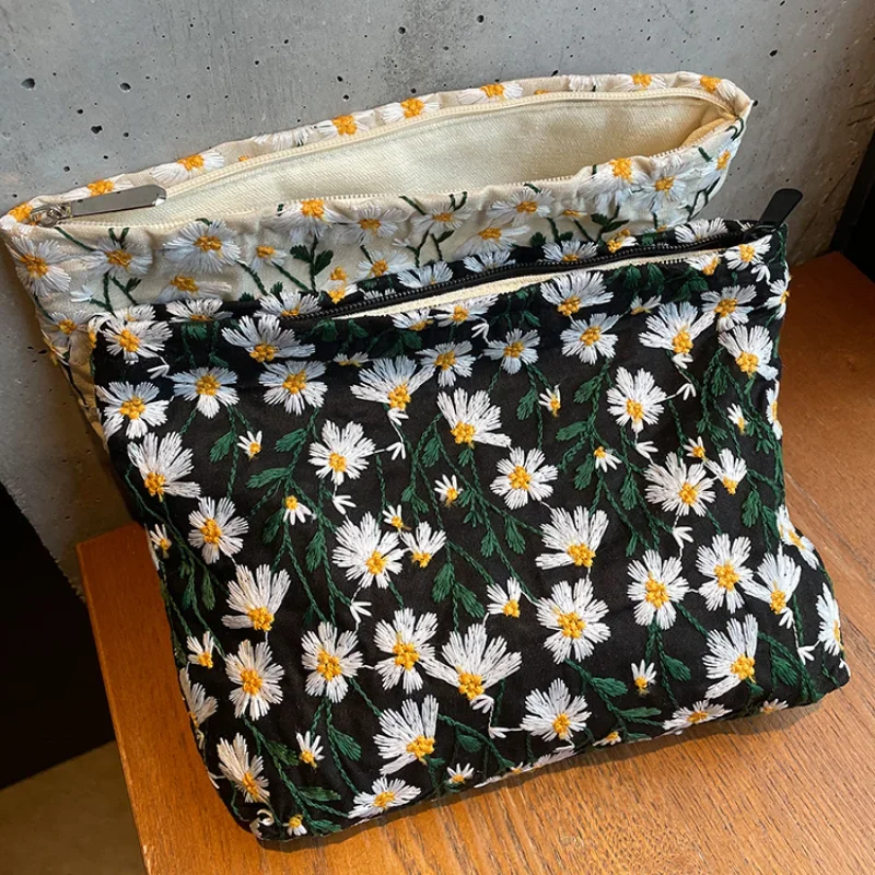 Borsa per il trucco del ricamo della margherita dolce di nuova moda Ins pochette borsa per cosmetici floreale borsa per il trucco dell\'organizzatore