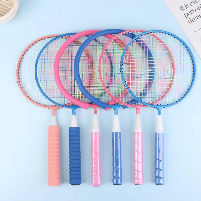 장난감 더블 라켓 세트는 배낭을 운반하는 어린이 스포츠 장비 어린이 경량 배드민턴 라켓 가족 게임과 함께 제공됩니다.