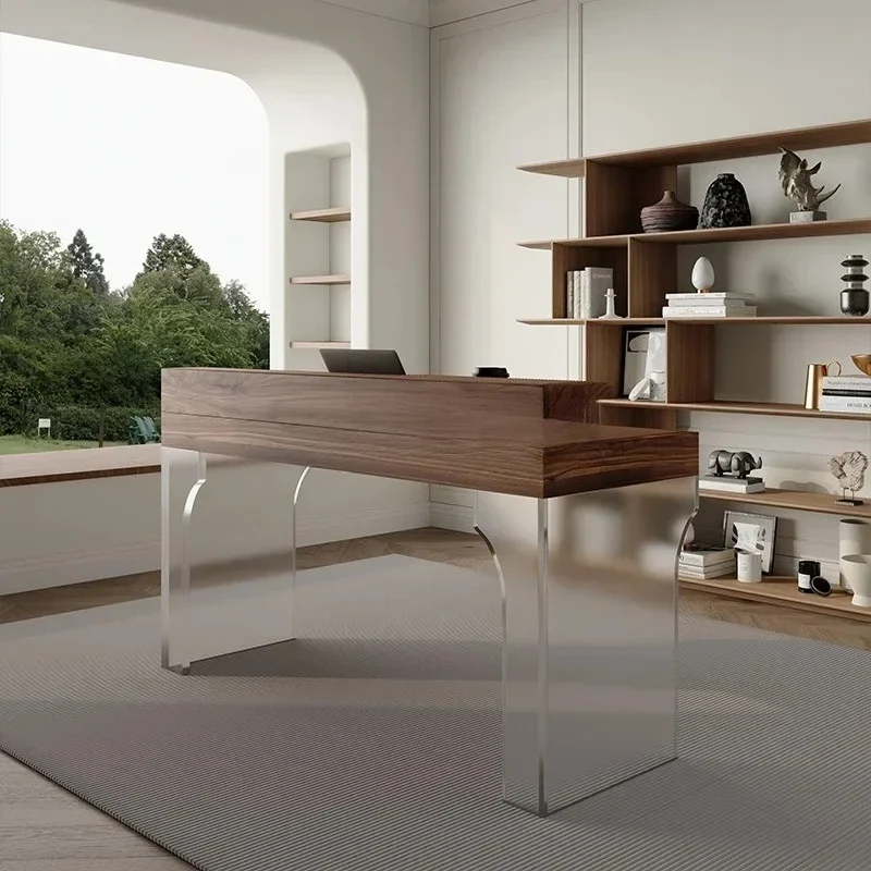 

Итальянский минималистичный письменный стол из массива дерева с кожаной отделкой и лампой, современный простой компьютерный стол