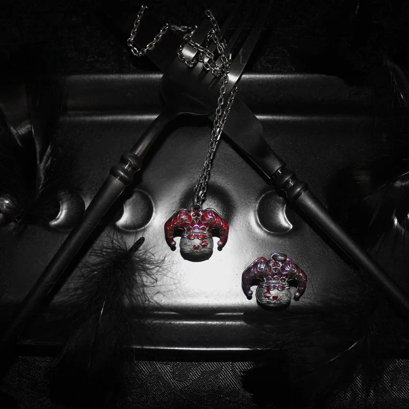

European and American absurd clown cat pendant dark wind creative retro drip cat clown hat collarbone chain necklace