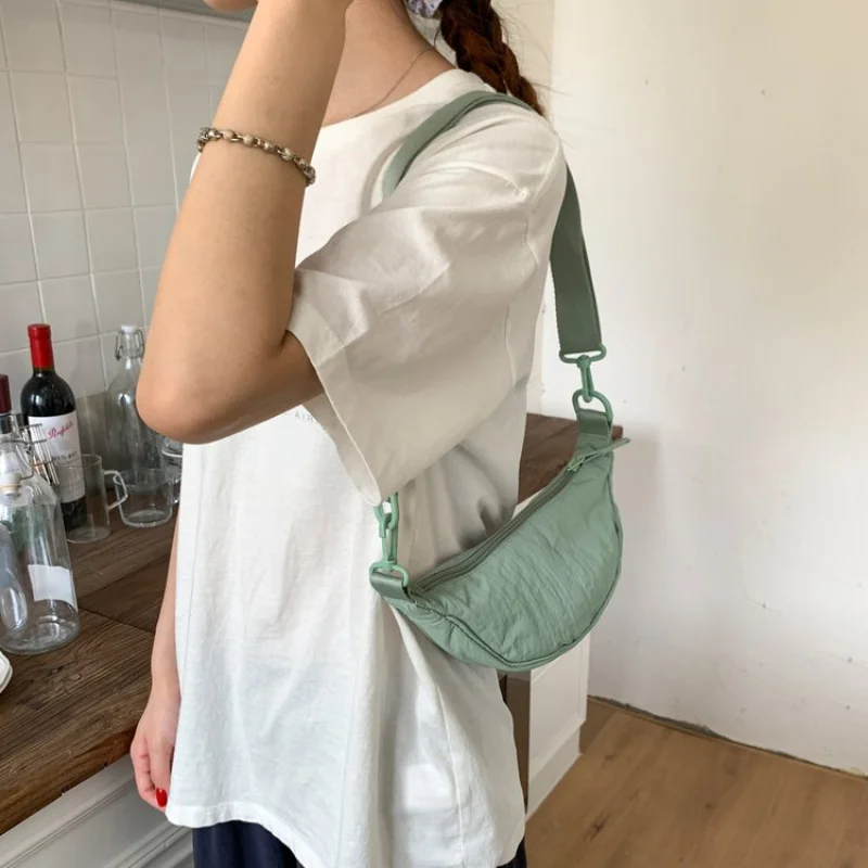 

Vintage Inspired Leather Duffel Bag For Women Retro Travel Bag With Leather Handles And Structured Shape