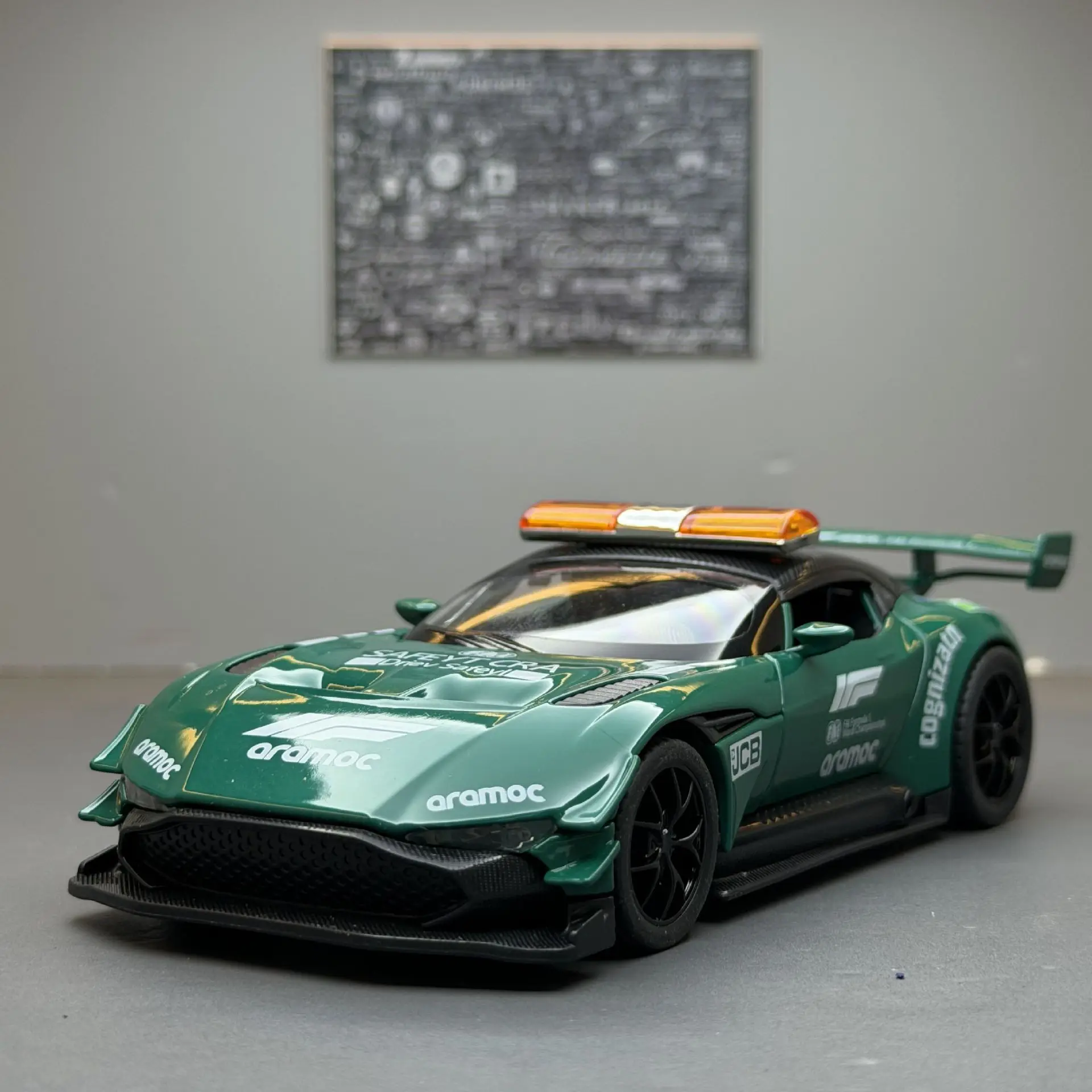 

Alloy Car Model 1:32 Vulcan Track Safety Car Sound and Light Pull-back Toy Police Car Model Ornament