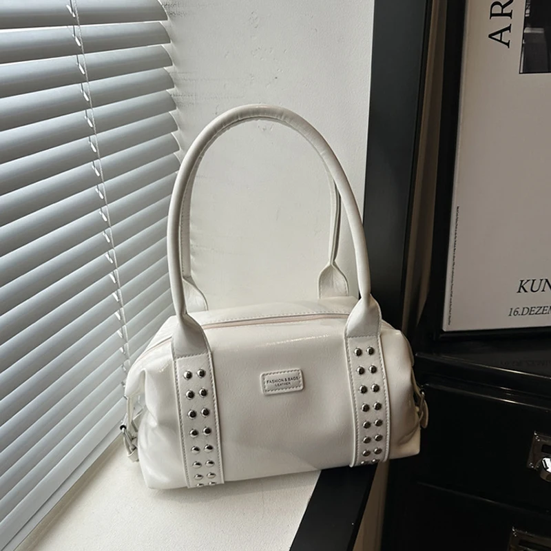 Metallnieten-Besetzte Boston-Handtasche, Stilvolle Damen-Umhängetasche mit Nieten-Dekor und Reißverschluss, Vintage Unterarmtasche, Große Kapazität Shopper-Tasche – Detail 5