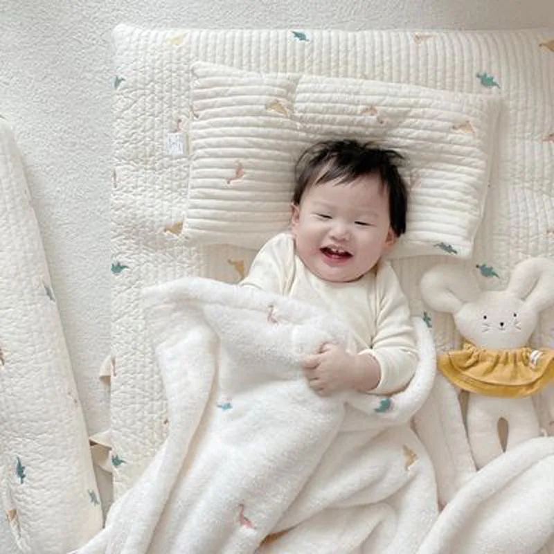

Baby blanket Hug blanket is a baby blanket embroidered nap blanket for children