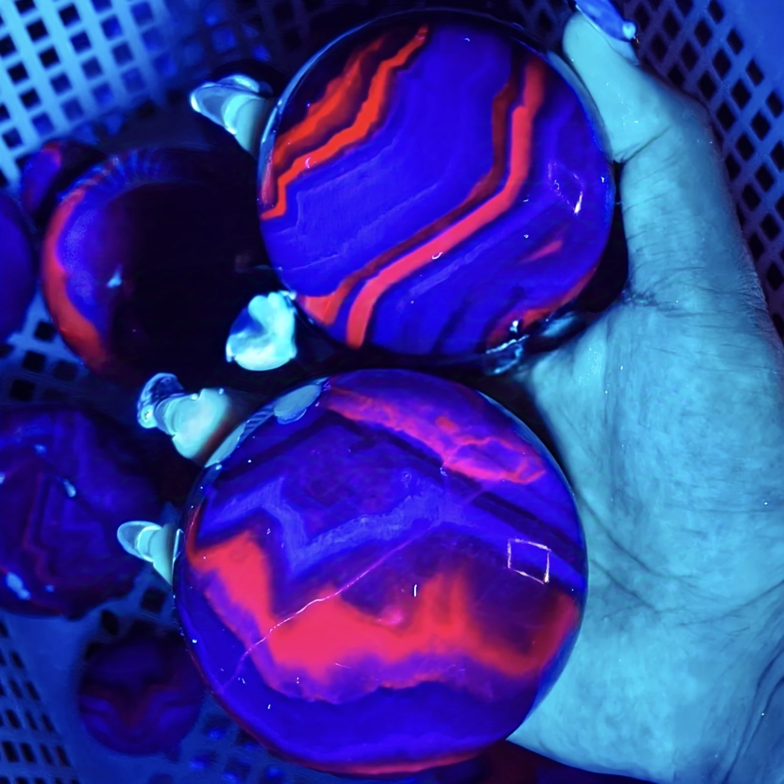 

1pc Black Rose Fluorite Crystal Sphere - Crystal Ball with Vibrant Red & Blue Fluorescent Stripes, Christmas Gifts, Home Decor