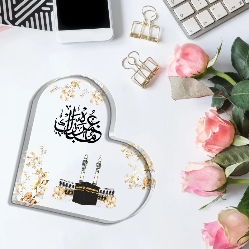 Placa Acrílica con Corazón Islámico – Caligrafía Árabe con Diseño de la Kaaba, Patrón Floral Dorado sobre Negro, Regalo de Ramadán y Hajj para Musulmanes