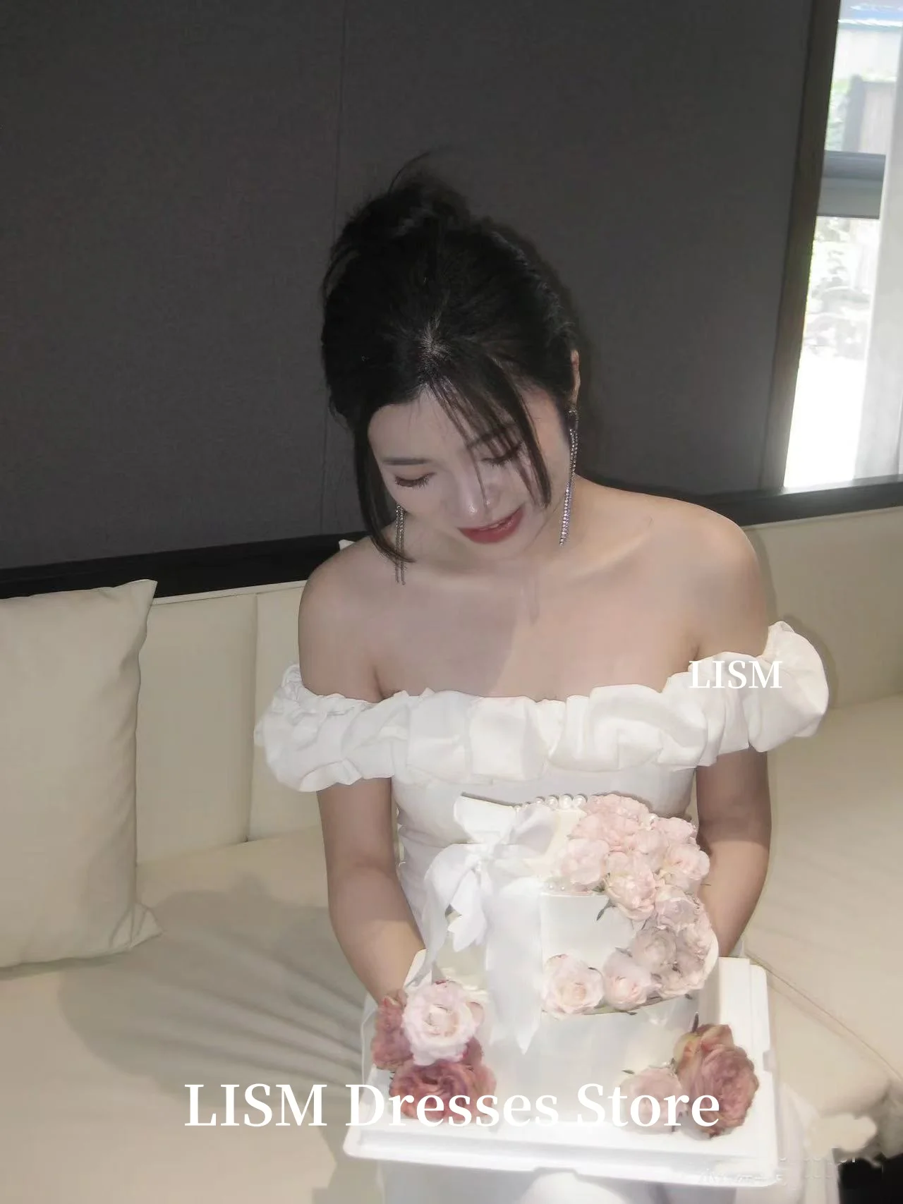 LISM قبالة الكتف بسيط ألف خط كوريا فساتين الزفاف صورة تبادل لاطلاق النار الحرير الساتان أنيقة زي العرائس  ওয়েডিংডريس مخصص مشد