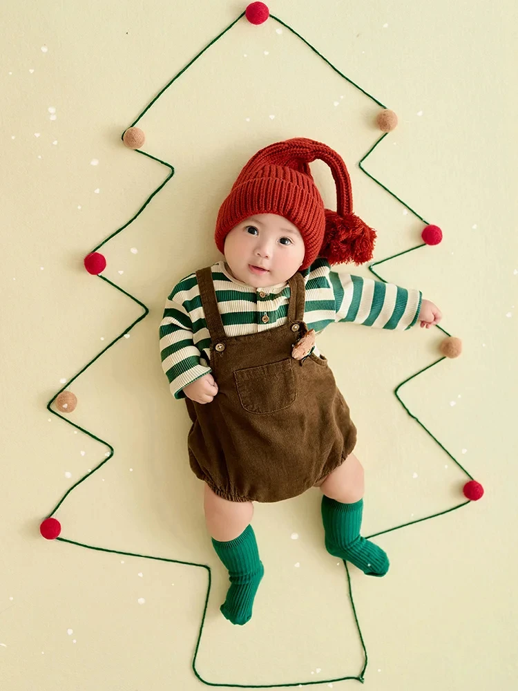 Tema natalizio Abbigliamento fotografico per bambini 3-5 mesi Cappello lavorato a maglia per bambini + Manica lunga + Pantaloni + Calzini Set Foto commemorativa per la crescita in studio