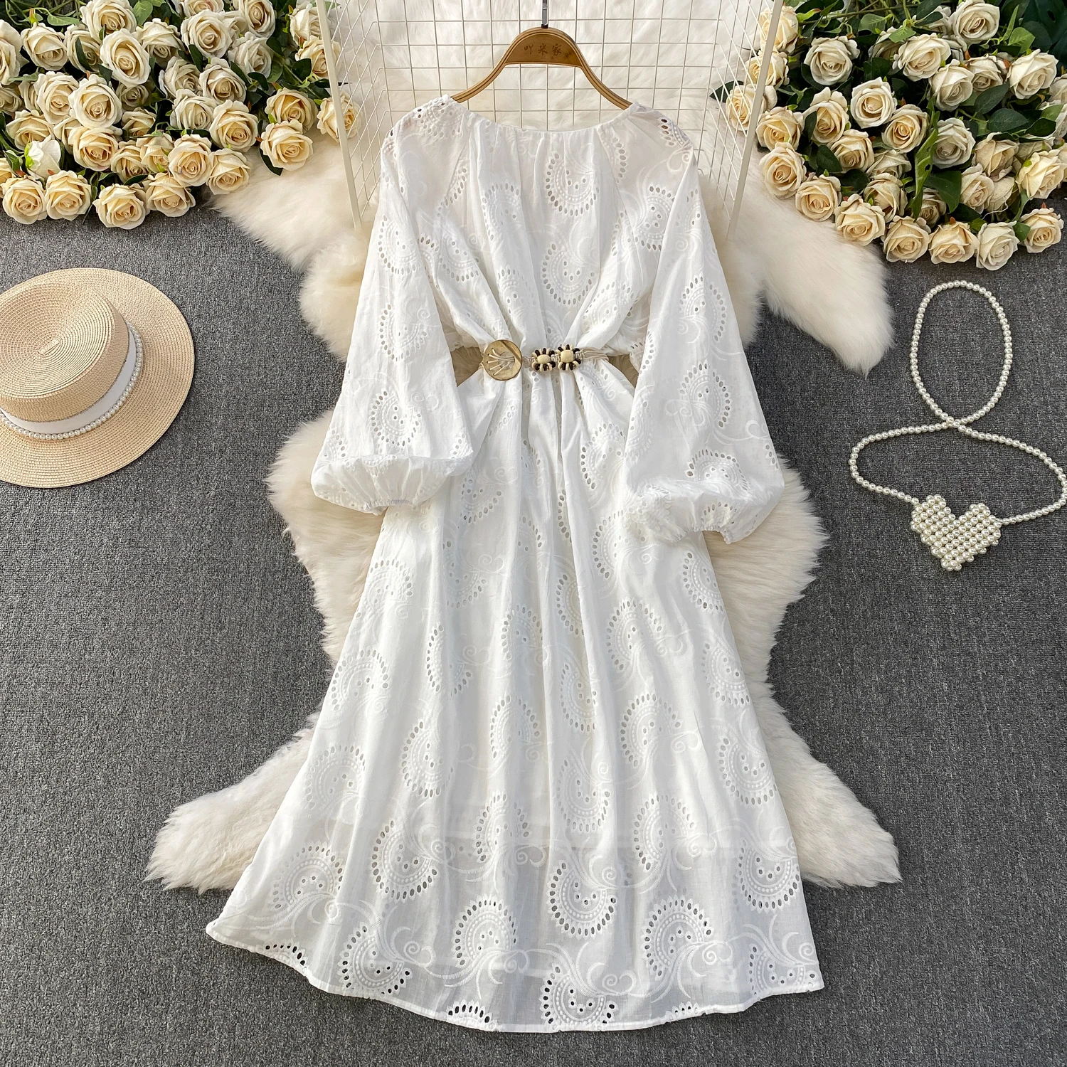 Sukienka damska w stylu boho, jednolita, z wycięciami, kwiatowym wzorem, luźna, w kształcie litery A, z długimi rękawami typu latarnia, dekolt w serek, długość do połowy łydki.