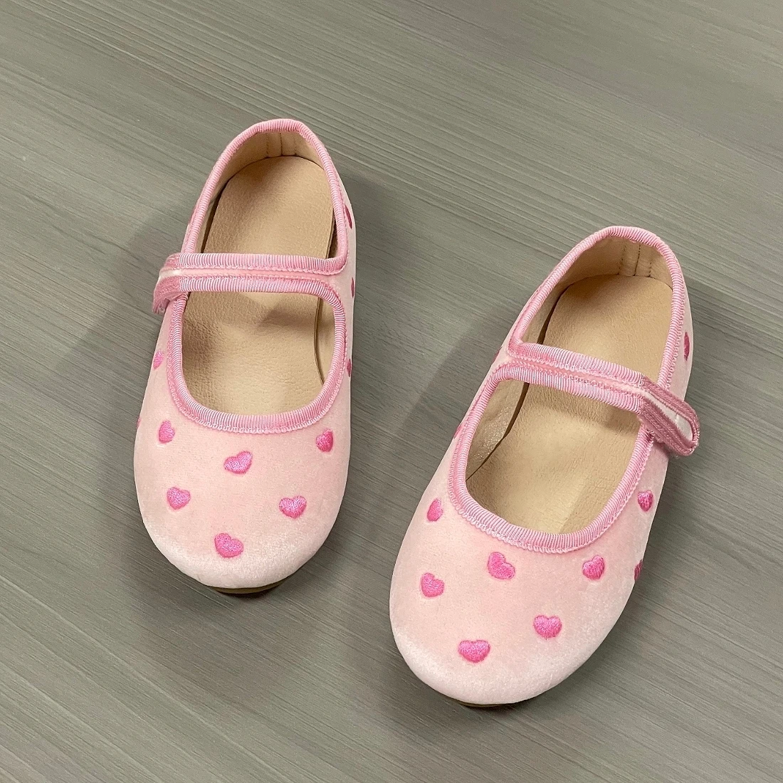 

Xingliupi Heart Decoration Princess Shoes Fashion Dressing Shallow Mouth Travel Camping Performance Girls' Shoes Velvet Upper