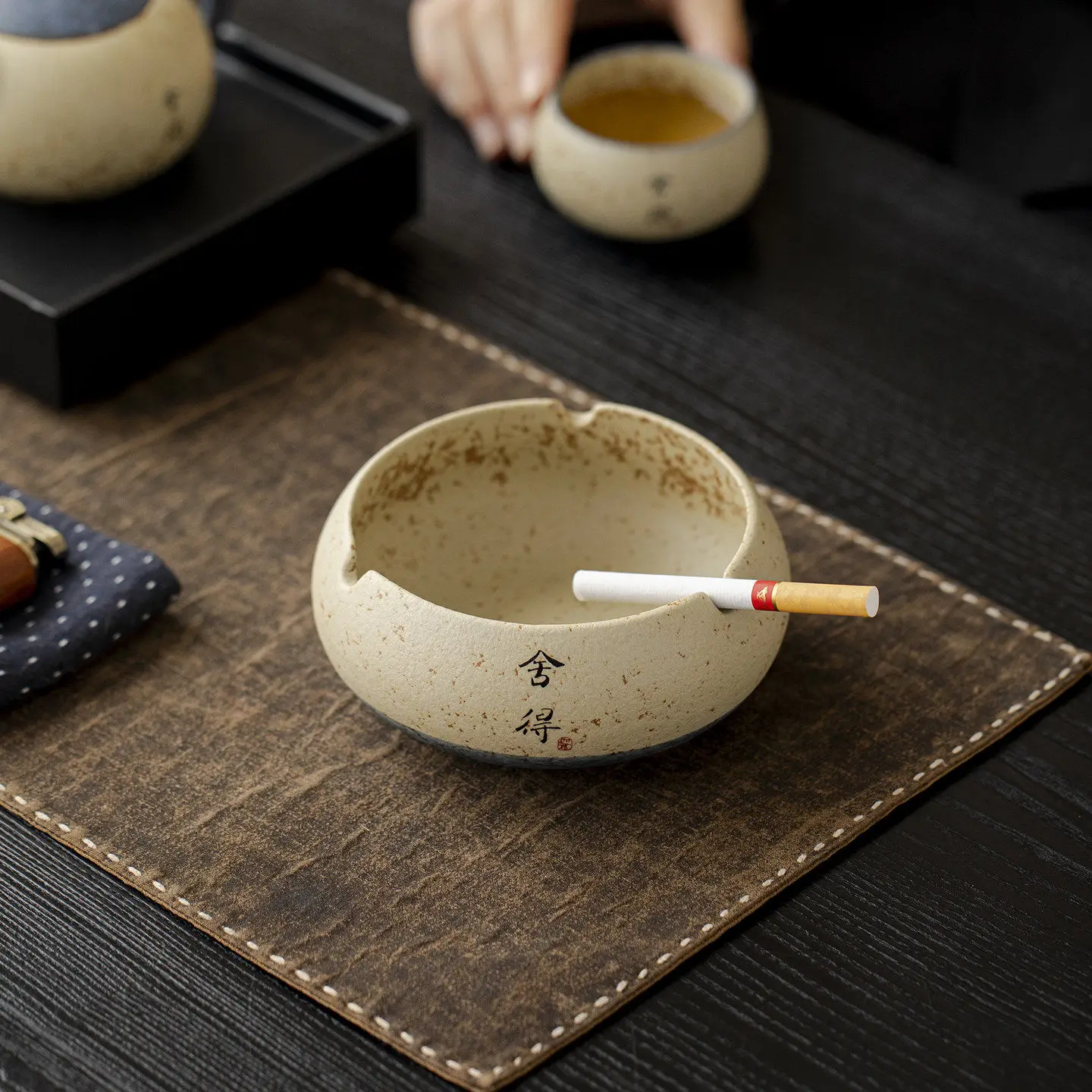 Flint Red Ceramic Ashtray Anti-fly Ash Storage Round Ceramic Ashtray Luxury Home Decoration Office Desktop Decoration Ashtray