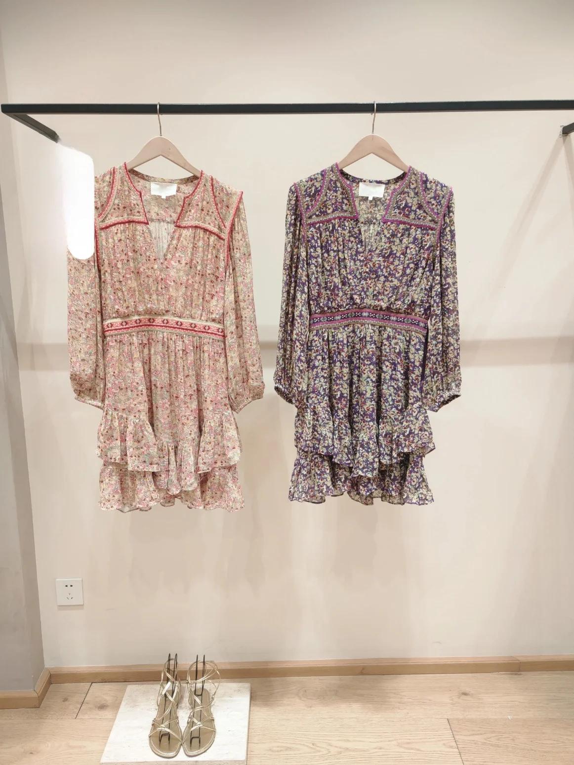 

Летнее женское платье с цветочным принтом, приталенное, А-силуэт, с V-образным вырезом, длинными рукавами и завышенной талией