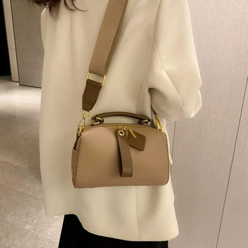 

Fashionable Leather Women's Messenger Bag High-End Luxury Brand Trendy Design Commuter Daily Vintage Casual Bag