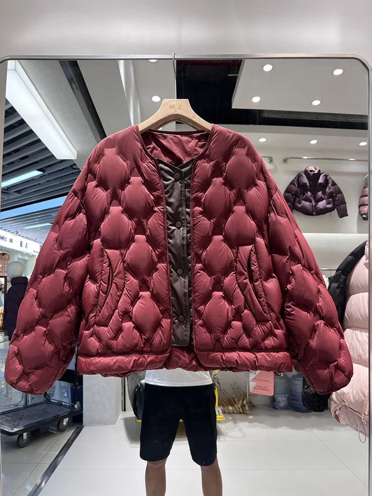 سترة نسائية شتوية جديدة لعام 2025 90 بنمط قصير ورقبة دائرية منقوشة بالألماس فضفاضة وبسيطة سترة بيضاء مبطنة للأسفل #2