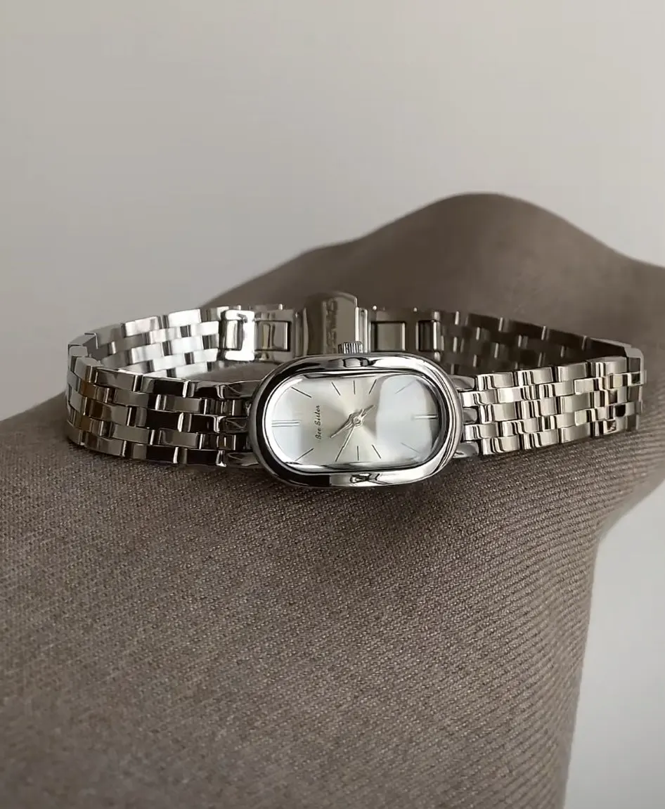 Vintage Silver Oval Elegant And Stylish Minimalist Metal Strap Quartz Watch For Women; A High-End Luxury Ladies' Wristwatch.
