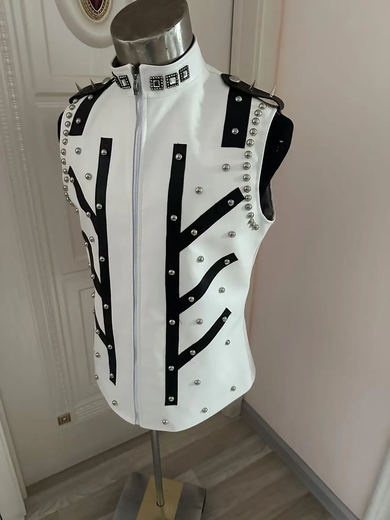 手作りメンズホワイトリベットパッチワークレザーベストパーティーショークラブステージパフォーマンス衣装ナイトクラブ男性歌手DJ衣装