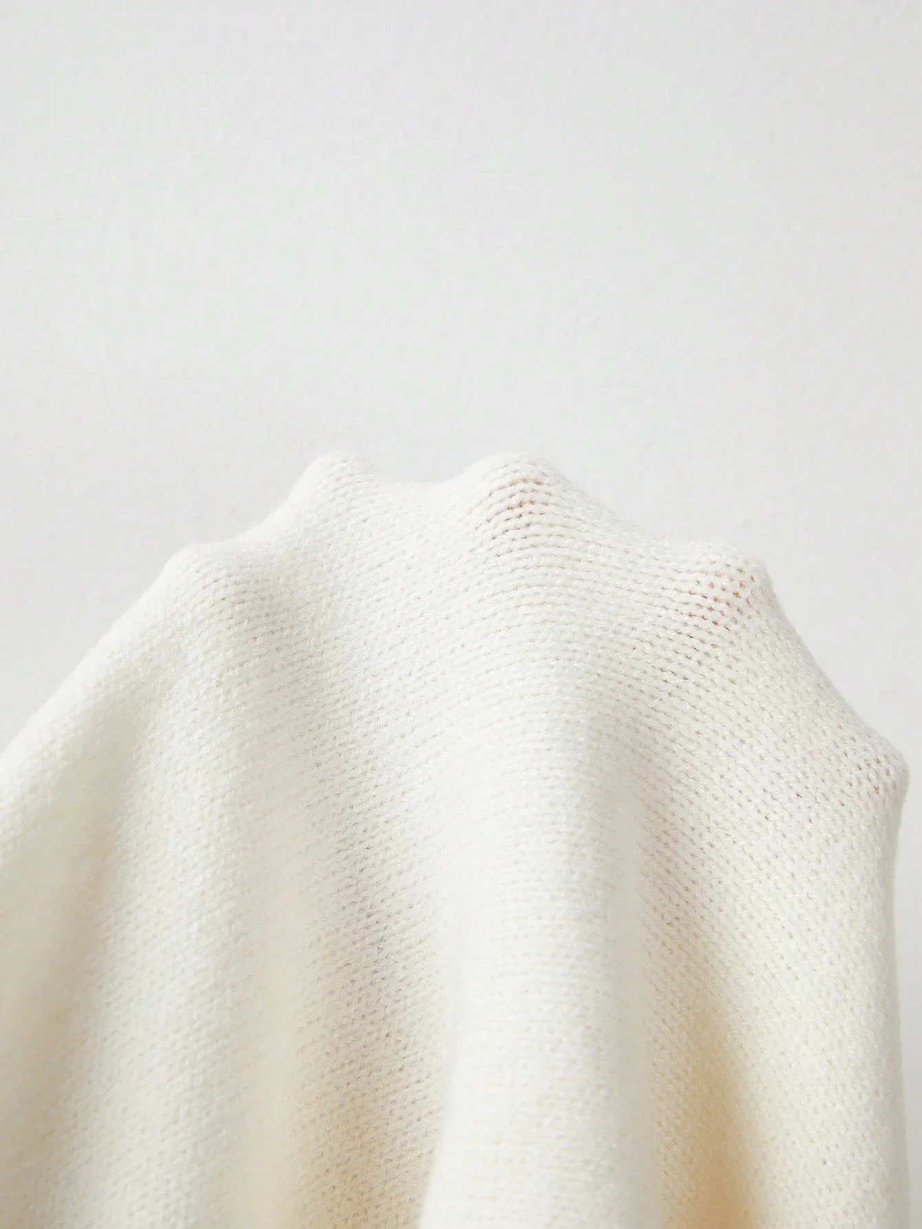 

Белое трикотажное платье с жемчужной отделкой, круглым вырезом, короткими рукавами, облегающее фигуру