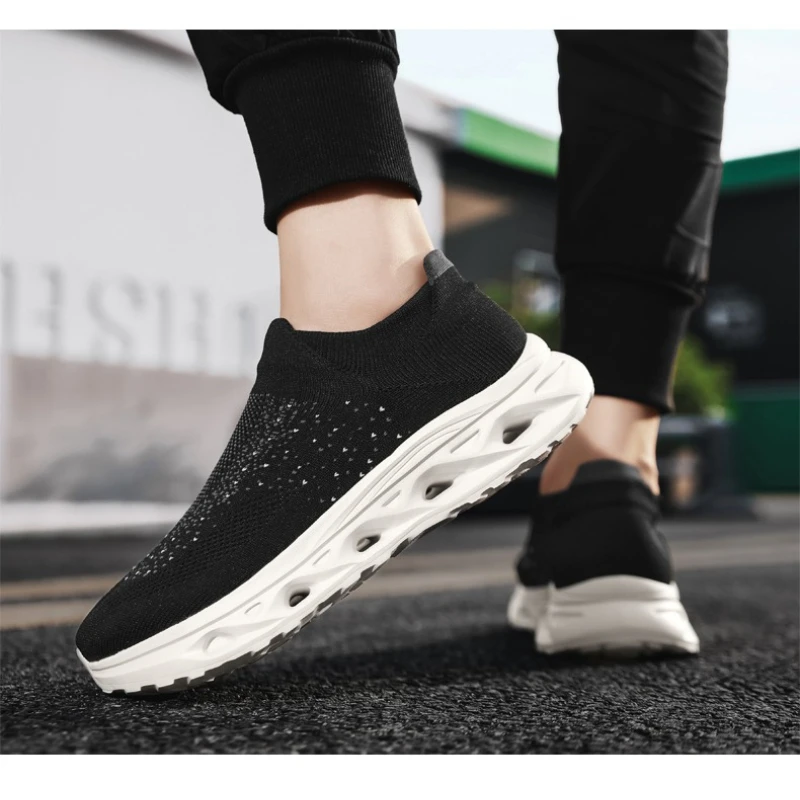 

Мужские повседневные туфли с верхом из сетчатого материала Flyweave, дышащие, с мягкой подошвой, на низком каблуке, без застежек, легкие, противоскользящие, спортивные.