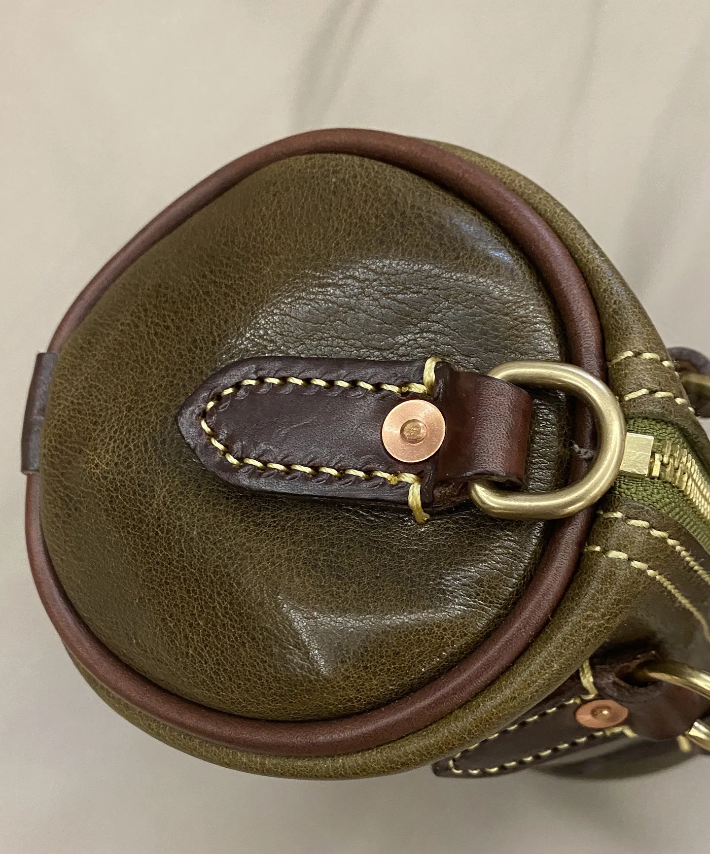Lässige Outdoor-Handtasche für den Alltag, luxuriöse handgefertigte Damenhandtasche aus pflanzlich gegerbtem Rindsleder, modische Designer-Umhängetasche aus echtem Leder für Damen. – Detail 16