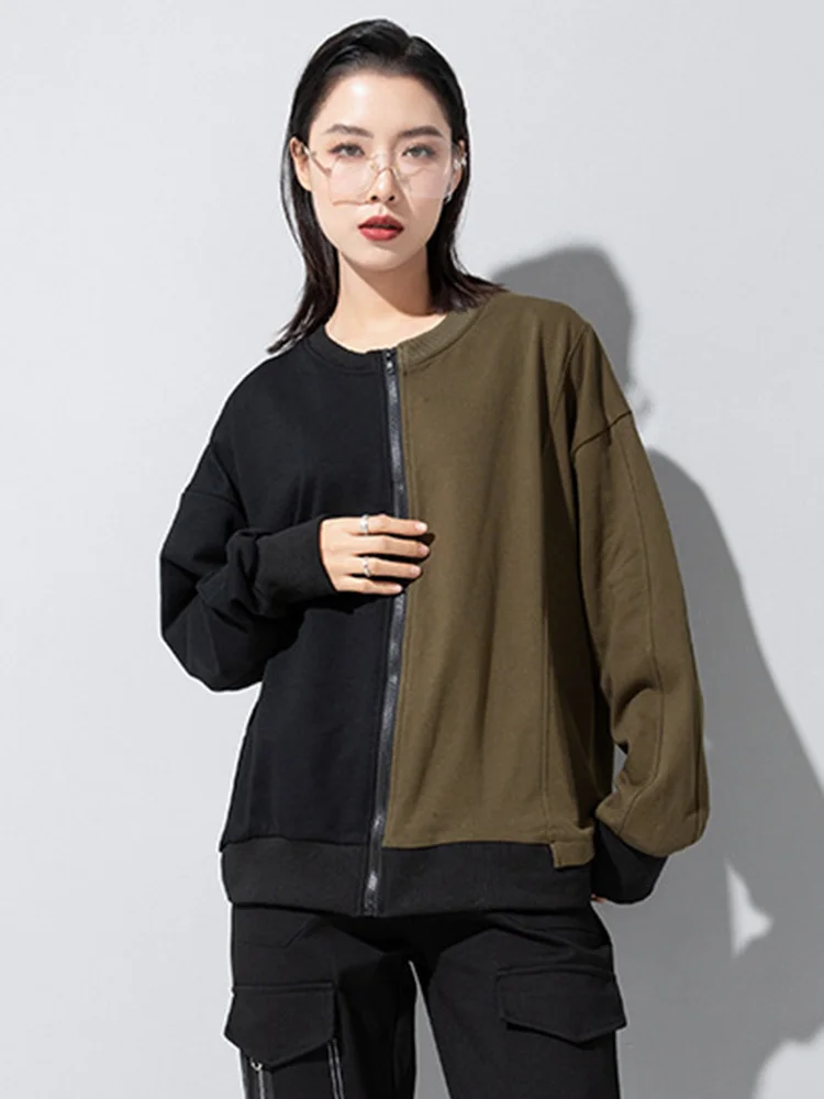 [EAM] Women Color-block Irregular Big Size Army Green T-shirt New Round Neck Long Sleeve Fashion Spring Autumn 2024 1DF5724