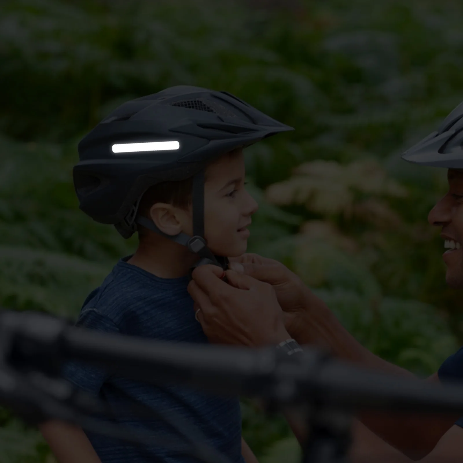 

Reflective Stickers Durable Black Tape for Helmets Suitable Outdoor Riding Motorcycle Decals Enhance Safety Visibility Bicycles