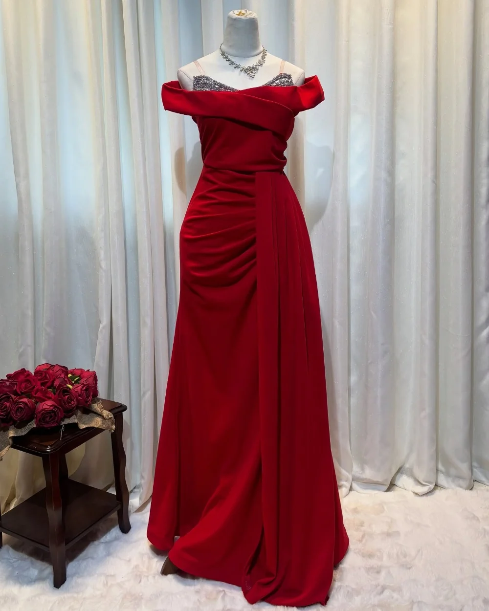 

Customized High Quality Exquisite Jersey Rhinestone Pleat Straight Off-the-shoulder Long Dresses Bespoke Occasion Dresses Retro