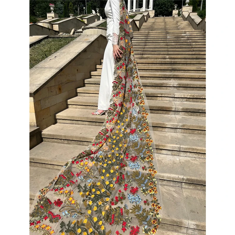 Velos de novia Bordados florales para novias, hojas largas de lujo coloridas de la catedral con peine, amarillo, rojo y azul