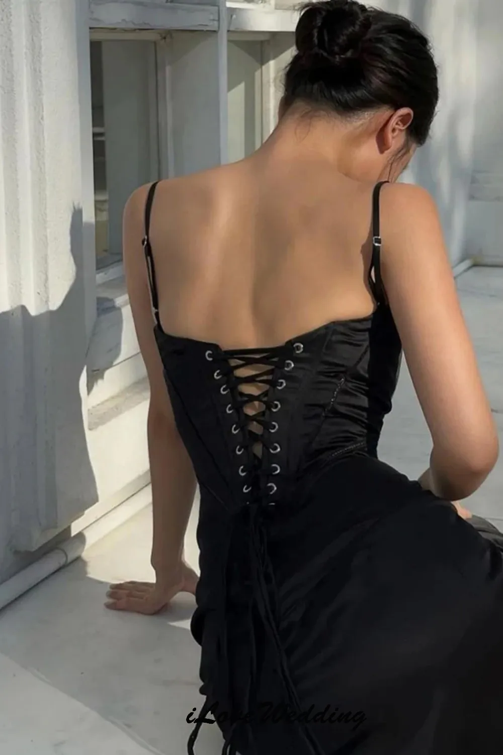 فساتين وصيفة العروس سوداء أنيقة للنساء من الساتان السباغيتي لحفلات الزفاف للنساء على شكل حرف a فستان سهرة بدون أكمام مخصص