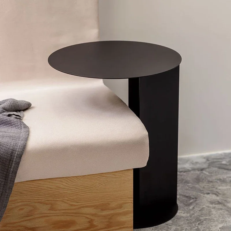 طاولة بجانب السرير، أريكة شمالية حديثة جديدة، عدد قليل من طاولات على جانب متجر شاي الحليب، حديد مطاوع على الجانب، عدد قليل من البسيط