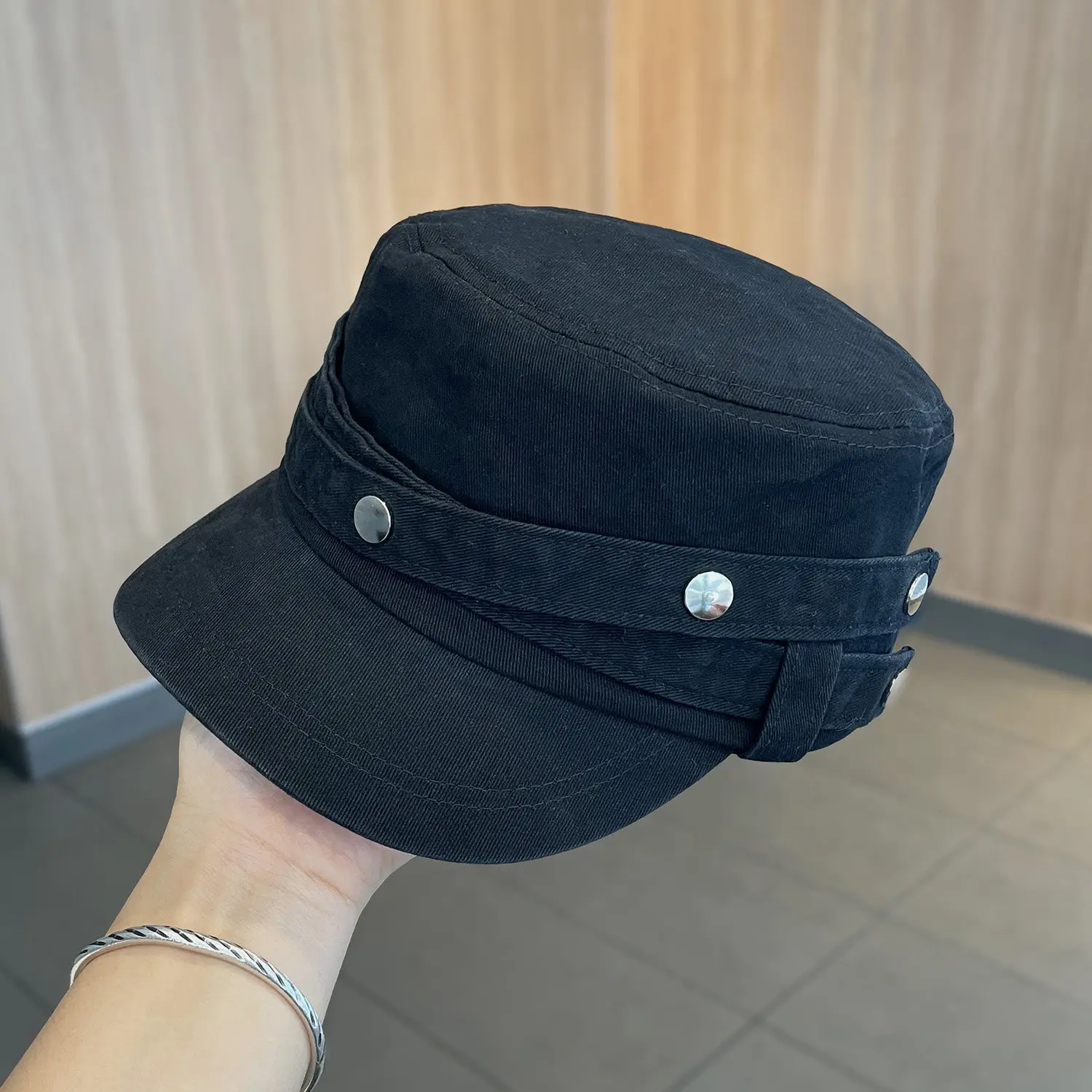 Vintage Distressed Canvas Flat-Top Short-Brimmed Baseball Cap with Side Metal Buckle + Strap Design, Stylish Navy Cap for Daily Outings, Shopping, and Sun Protection