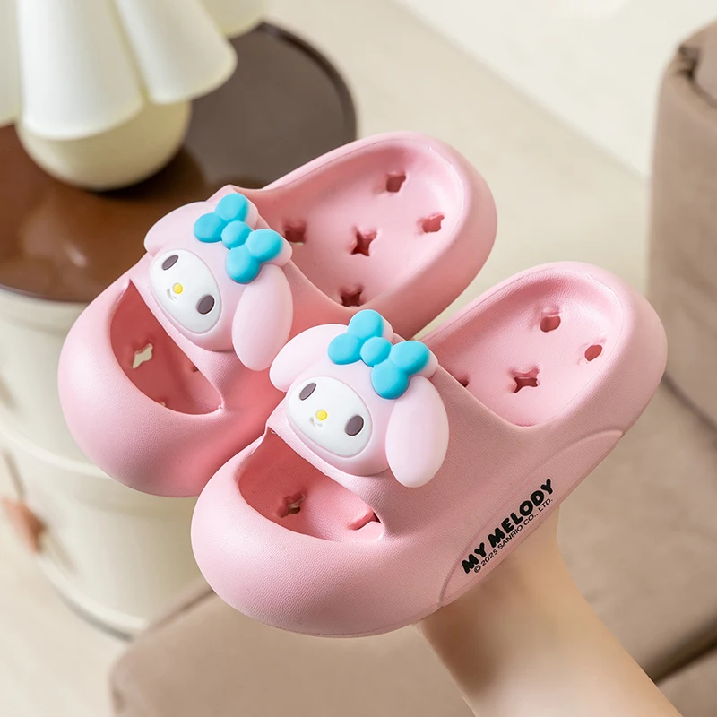 

Детская обувь, тапочки Sanrio Hellokitty, шлепанцы, тапочки с героями мультфильмов на мягкой подошве, сандалии для ванной комнаты, нескользящая детская обувь из ЭВА, сандалии