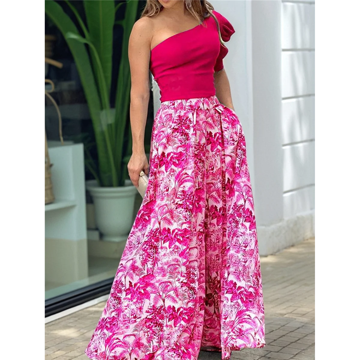 ชุดเซ็ตสองชิ้นสำหรับผู้หญิง รุ่น A83F-2 เสื้อครอปเปิดไหล่ข้างเดียว กางเกงขายาวทรงขาบานลายดอกไม้ สีแดงกุหลาบ ไซส์ XXL