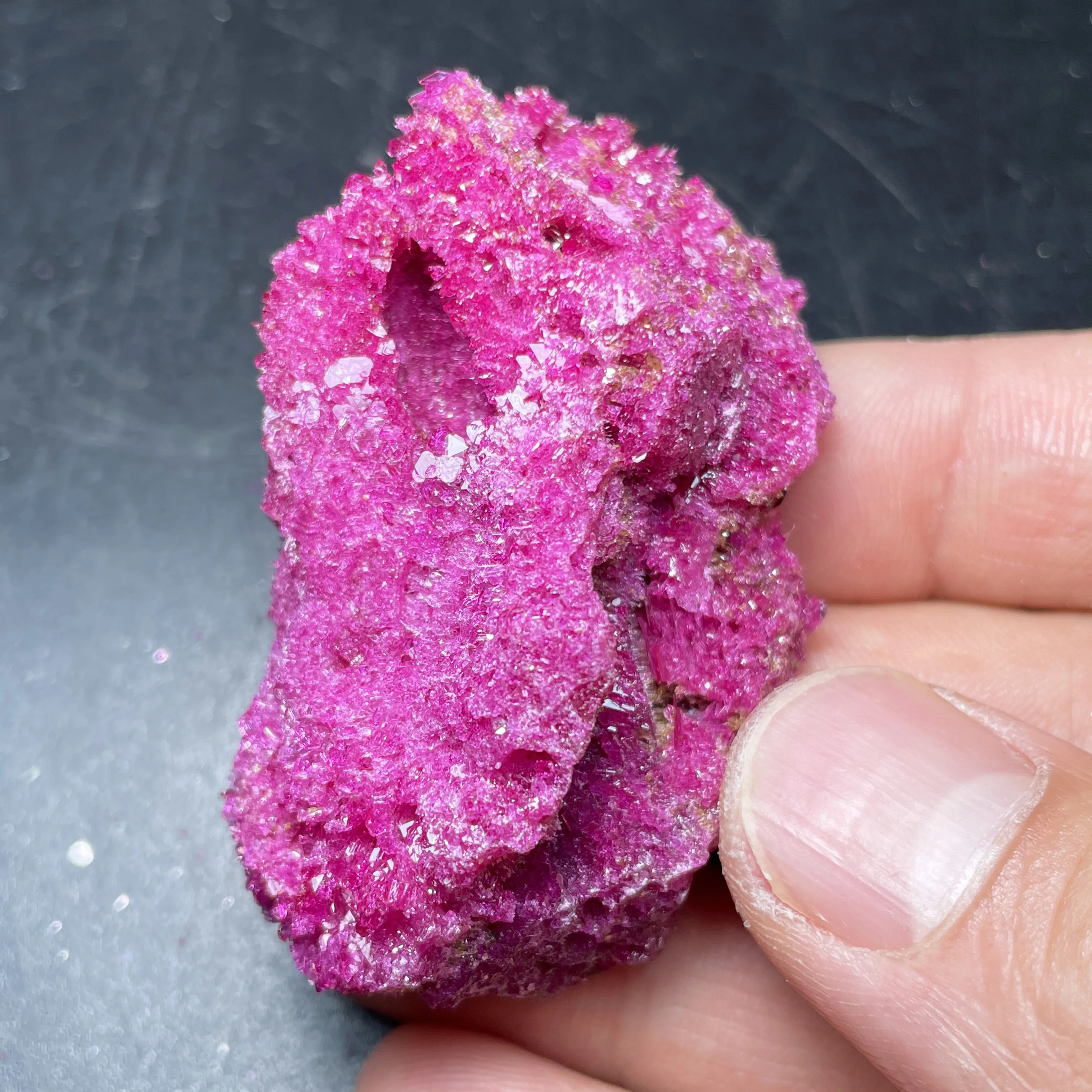 Spesimen Mineral Ruby Myanmar Alami Kristal Kuarsa Batu Penyembuhan Dekorasi Rumah Efek Neon Merah R01-11