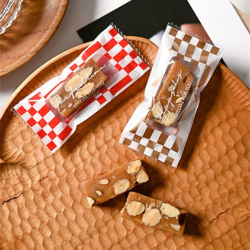 100 Stücke 4x9 cm 2026 Neujahr Plaid Toffee Verpackung Meersalz Mandel Nougat Zucker Kaffee Süßigkeiten Kleine Maschine Versiegelungsbeutel – Detail 6