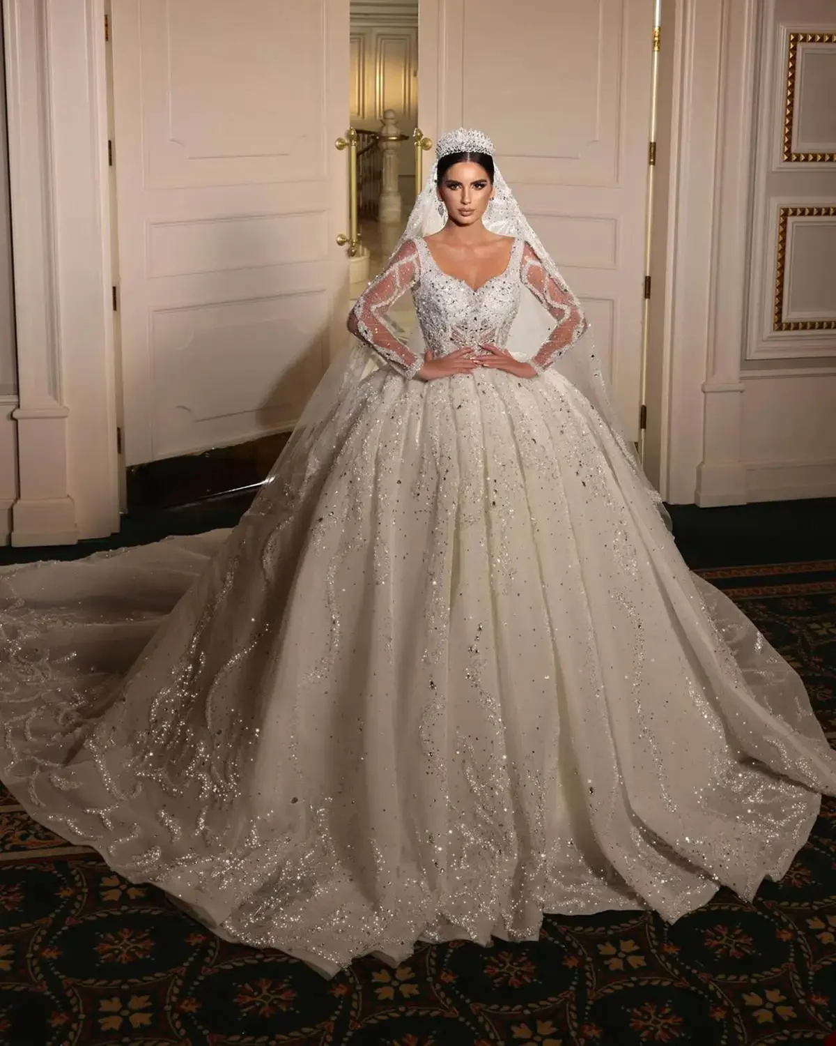 

Flavinke Customized Gorgeous Ball Gown Wedding Dresses Sweetheart Neck Long Sleeves Bridal Gowns Sequins Crystal Sweep Train