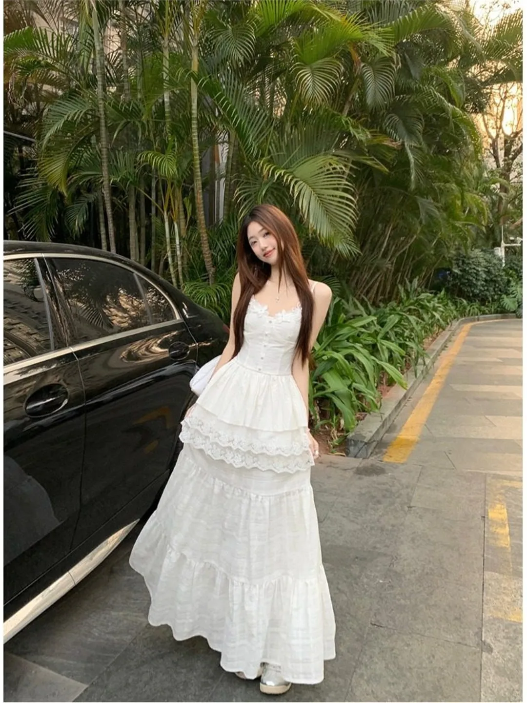 

Стильный комплект из двух предметов: белый укороченный топ с дизайнерскими вставками и длинная юбка с высокой талией, летний повседневный образ